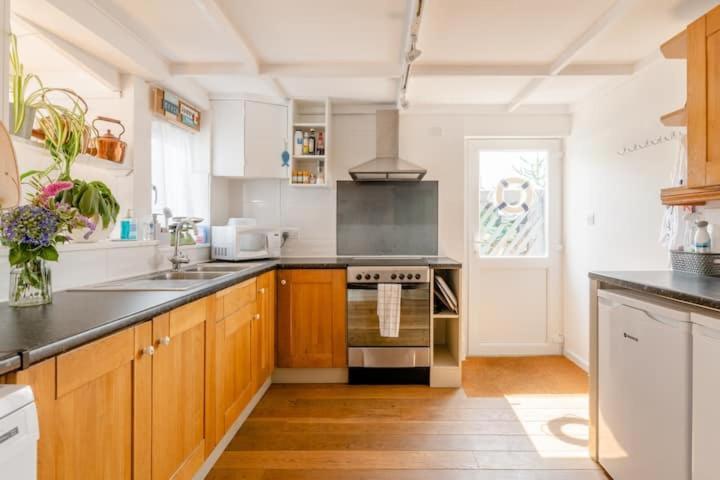 Dog Friendly Cottage 2 Mins To Beach With Hot Tub And Zappi Ev Lessingham ภายนอก รูปภาพ