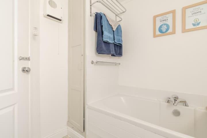 Dog Friendly Cottage 2 Mins To Beach With Hot Tub And Zappi Ev Lessingham ภายนอก รูปภาพ